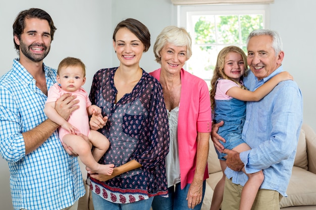 Freundliche Familie von mehreren Generationen im Wohnzimmer