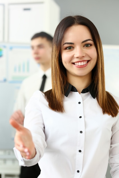 Freundliche Frau im Büro