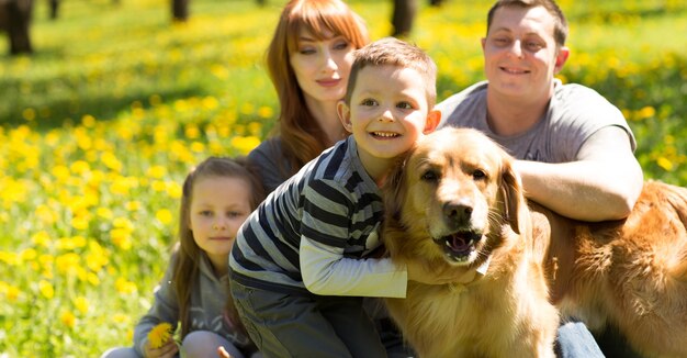 Freundliche, fröhliche Familie, die ein Picknick macht.