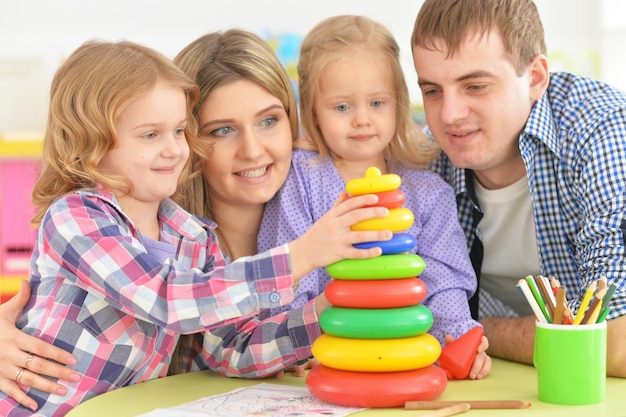 Freundliche glückliche Familie