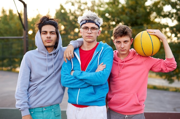 Freundliche Gruppe von kaukasischen Teenager-Jungen, die bereit sind, Basketball zu spielen
