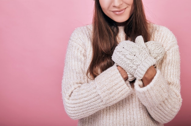 Freundliche lächelnde Frau trägt warme gestrickte Strickjacke