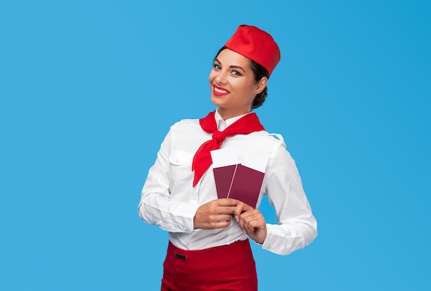 Freundliche Stewardess bei der Passkontrolle