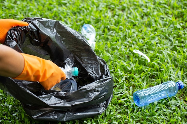 Freundliche umweltfreundliche Freiwillige, die Päckchen halten und Plastikflaschenmüll sammeln gathering