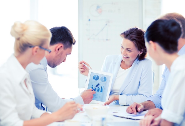 freundliches Geschäftsteam, das Diagramme im Büro diskutiert