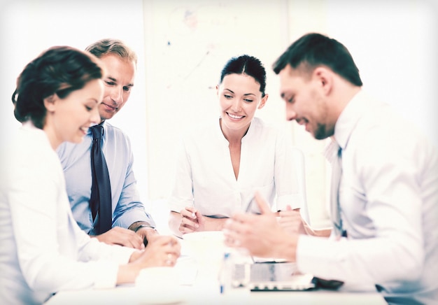 Freundliches Geschäftsteam, das Treffen im Büro hat