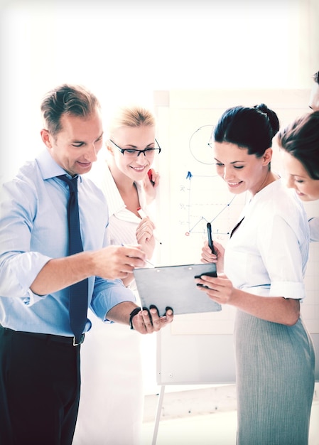 Foto freundliches geschäftsteam mit diskussion im büro