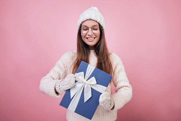 Freundliches lächelndes Mädchen mit Geschenk