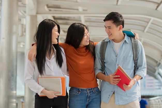 Freundschaft auf dem Campus, Studenten mit Büchern verbringen Zeit miteinander.