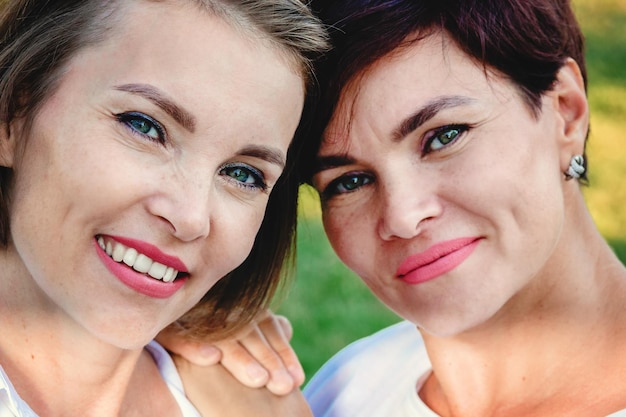 Freundschaft der Frauen Zwei schöne Frauen des kaukasischen Aussehens lächeln Closeup Portrait