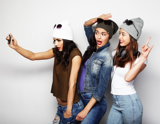 Freundschaft, Menschen und Technologiekonzept - drei glückliche Mädchen im Teenageralter mit Smartphone, die Selfie machen self