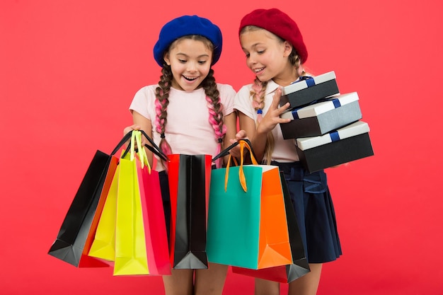 Freundschaft und Schwesternschaft. Internationaler Kindertag. Geburtstags- und Weihnachtsgeschenke. kleine Mädchen mit Einkaufstüten. großer Verkauf im Einkaufszentrum. Viel Spaß beim Online-Shopping. Nach dem Einkaufen.