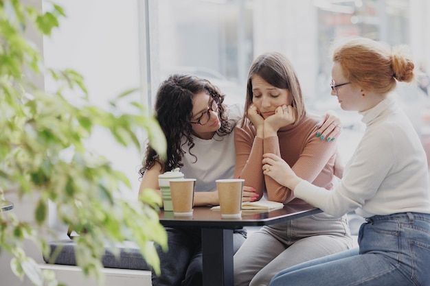 Freundschaft und Unterstützung in einer schwierigen Situation drei Freundinnen besprechen das Problem und unterstützen