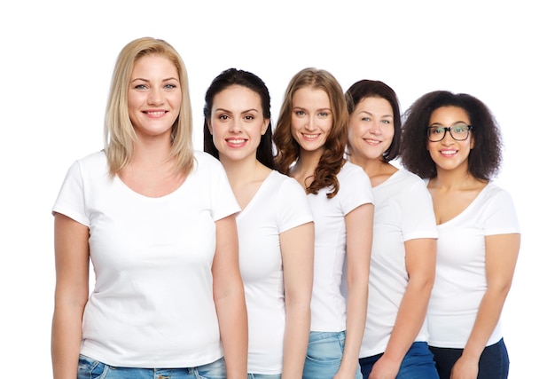 freundschaft, vielfältig, körperpositiv und personenkonzept - gruppe glücklicher frauen unterschiedlicher größe in weißen t-shirts