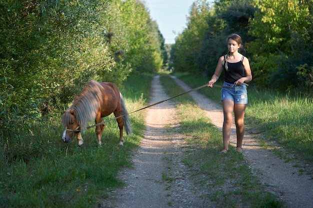 Freundschaft zwischen Kind und Pferd