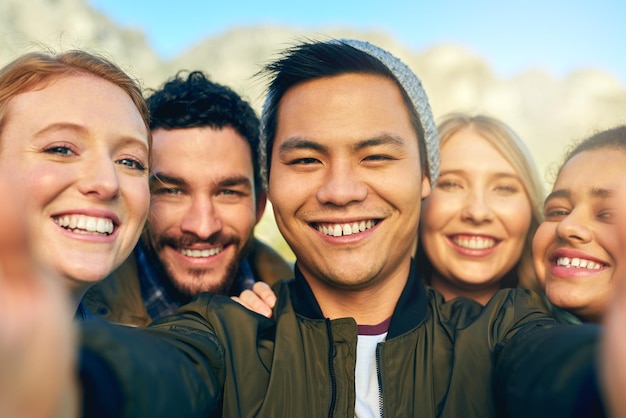 Freundschafts-Selfie, den Tag draußen verbringen Aufnahme einer Gruppe junger Studenten, die gemeinsam den Tag draußen genießen