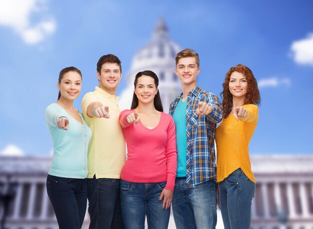 Freundschafts-, Tourismus-, Reise- und Personenkonzept - Gruppe lächelnder Teenager, die über dem Hintergrund des Weißen Hauses stehen