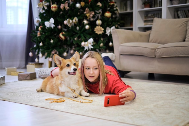 Freundschaftskonzept Teenager-Mädchen macht Selfie mit ihrem Hund zu Hause Hundeliebhaber mit Haustier