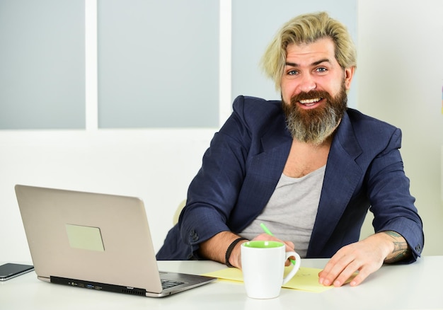 Foto freut mich, sie im team zu sehen. freiberuflicher arbeitsplatz mit laptop auf dem tisch zu hause. fauler, sesshafter lebensstil, männlich, der vom heimbüro aus arbeitet