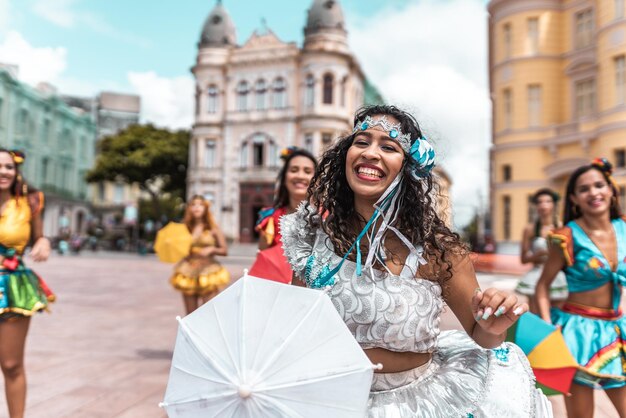 Frevo bailarines en el carnaval de la calle en Recife Pernambuco Brasil