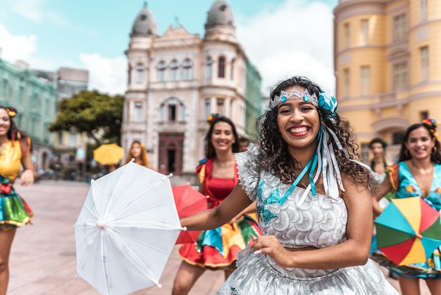 Frevo bailarines en el carnaval de la calle en Recife Pernambuco Brasil