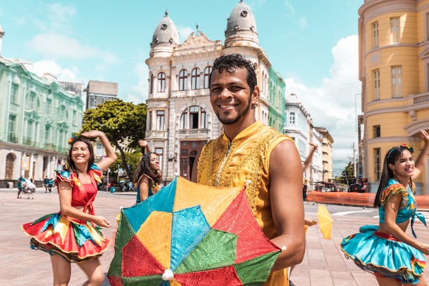 Frevo bailarines en el carnaval de la calle en Recife Pernambuco Brasil