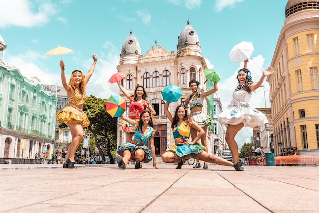 Frevo bailarines en el carnaval de la calle en Recife Pernambuco Brasil