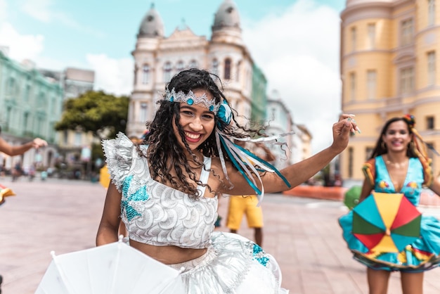 Frevo-Tänzer beim Straßenkarneval in Recife Pernambuco Brasilien