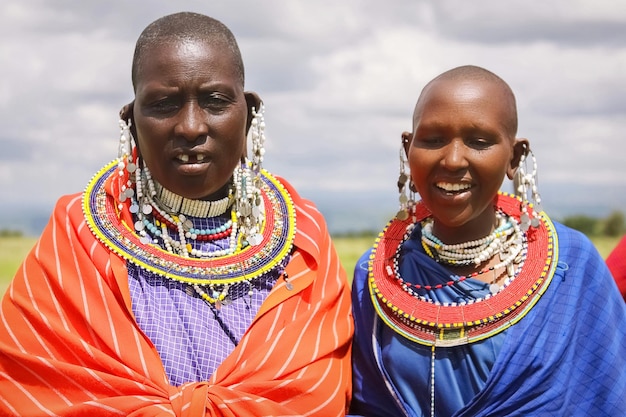 África Tanzania febrero de 2016 mujer masai de la tribu en un pueblo con traje tradicional