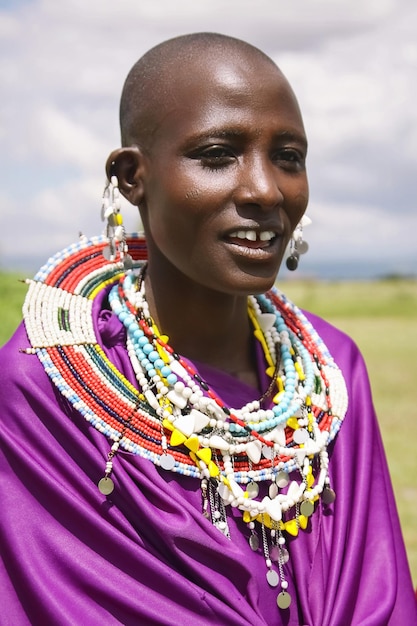 África Tanzania febrero de 2016 mujer masai de la tribu en un pueblo con traje tradicional