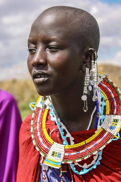 África Tanzania febrero de 2016 mujer masai de la tribu en un pueblo con traje tradicional