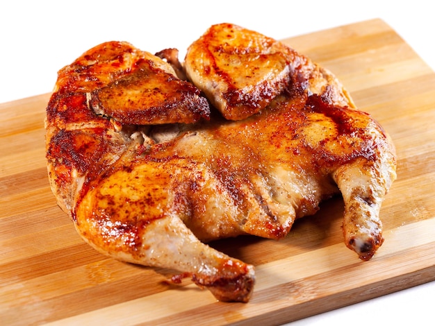 Fried Chicken Tabaka auf einem Holzbrett