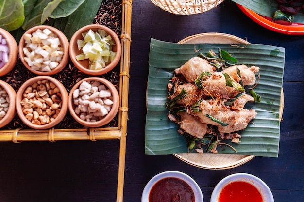 Fried Chicken Wings in Thai nordöstlichen Stil mit Knoblauch und Kaffir Limettenblätter.