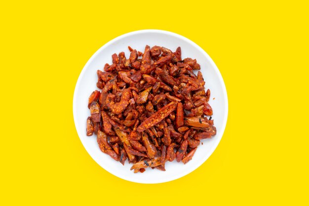 Fried Chili Spicy Snack auf weißem Hintergrund