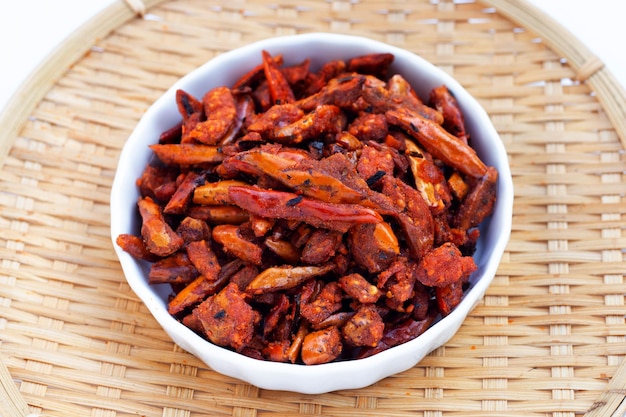 Fried Chili Spicy Snack auf weißem Hintergrund