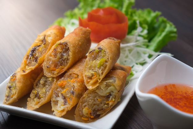 Fried Chinese Traditional Spring rollos de comida en la cocina