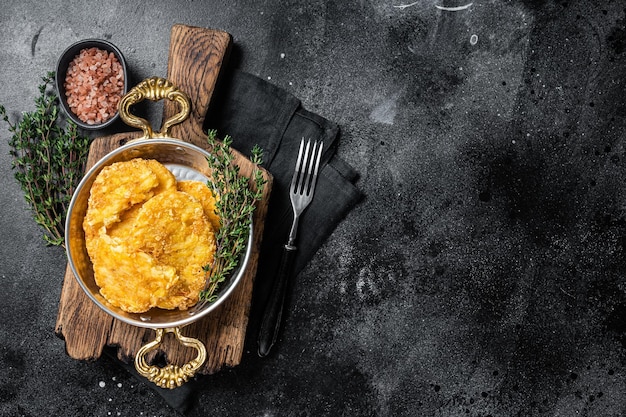 Fried Hash Brown Potato Hashbrown in einer Pfanne Schwarzer Hintergrund Ansicht von oben Kopieren Sie Platz