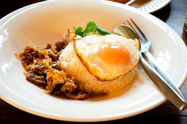 Fried Pork mit Knoblauchpfeffer und Spiegelei auf Reis