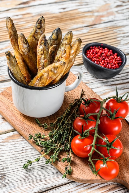 Fried roch in einer Tasse auf Schneidebrett