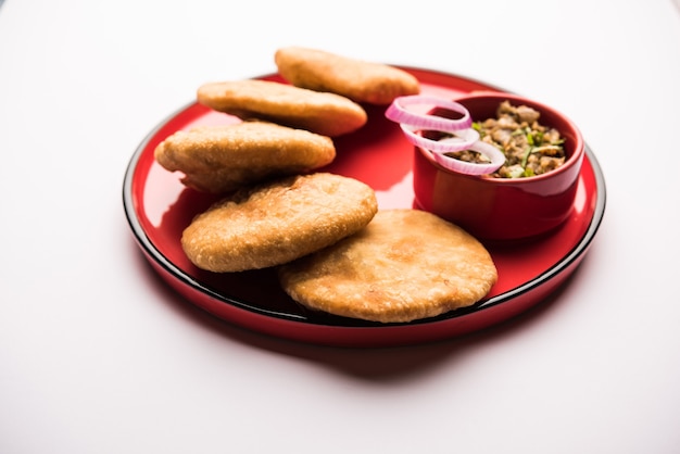 Fried Sattu Litti chokha servido com Baingan Bharta, cebola e picles, receita popular de Bihar, Índia