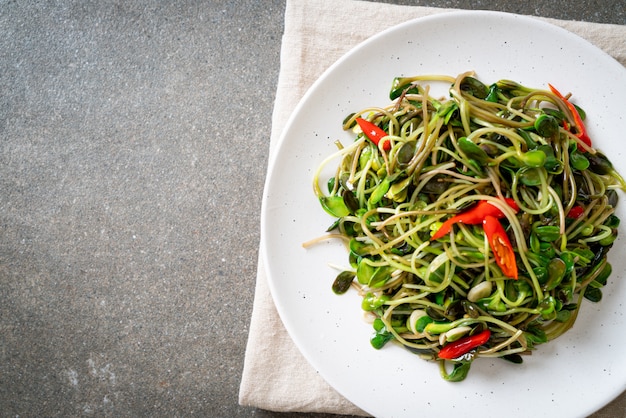 Fried Sunflower Sprout mit Austernsoße