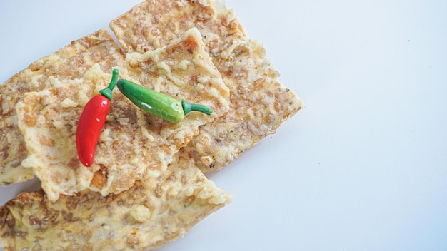 Fried Tempeh Mendoan é um dos alimentos tradicionais indonésios conceito de foco seletivo