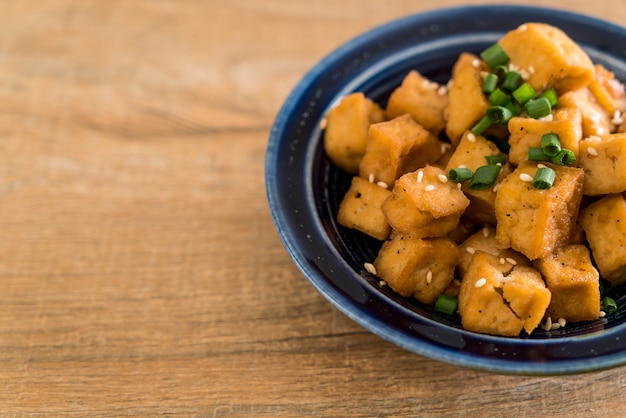 Fried Tofu en un tazón con sésamo