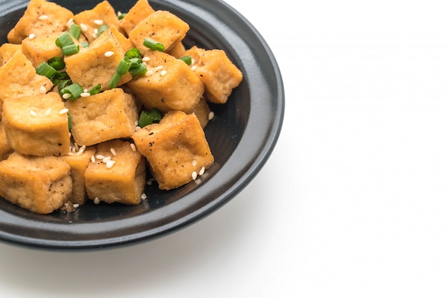 Fried Tofu en un tazón con sésamo