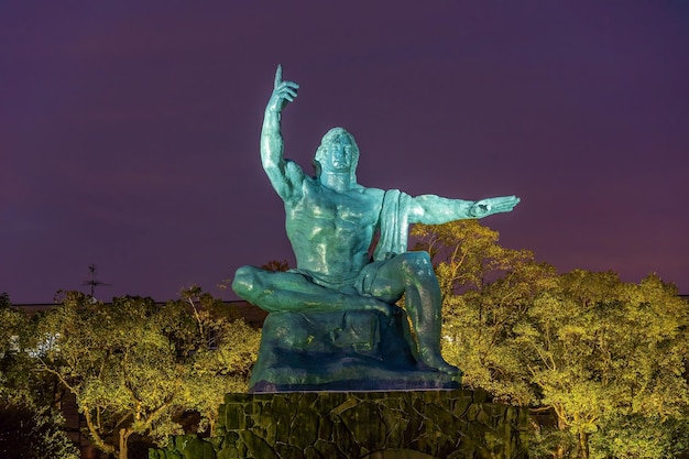 Foto friedensstatue im friedenspark von nagasaki, japan