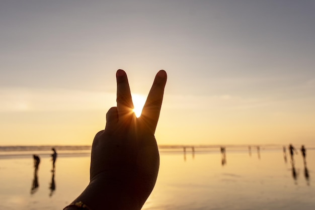 Friedenszeichen bei Sonnenuntergang mit Kopienraum