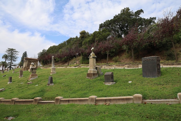 Friedhof mit Blick auf die Berge in Oakland, Kalifornien