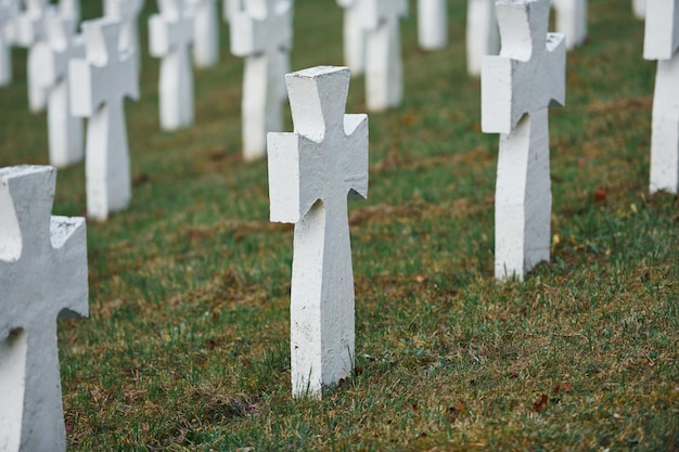 Friedhof mit vielen weißen Gedenkkreuzen unbenannter Personen Empfängnis des Todes