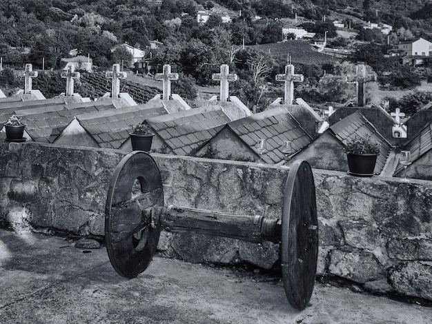 Friedhofskreuze wachen über die Weinberghänge in Abeleda, Ourense