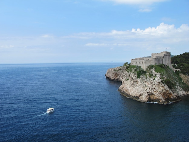 Friedliche Ansicht des Dubrovnik-Meeres in Kroatien